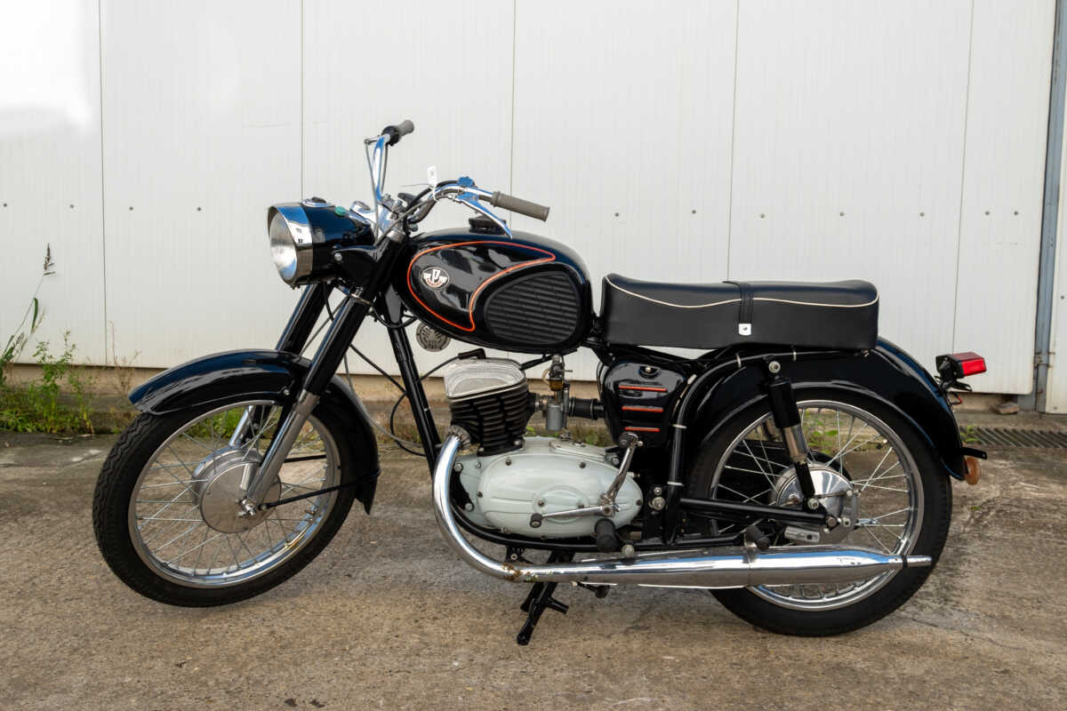 206877 Pannonia P10 Fekete