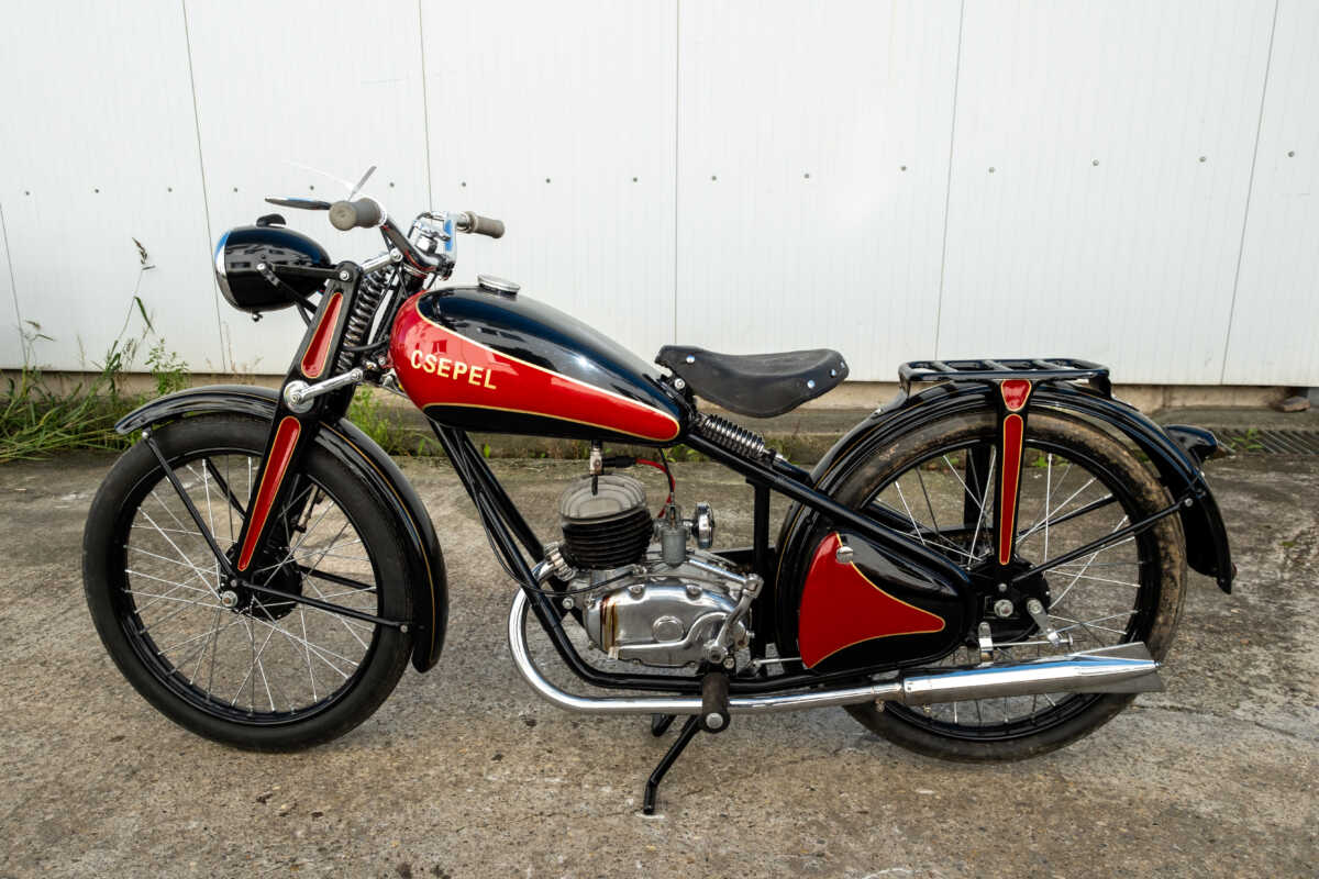208641 Csepel 125/49 Piros