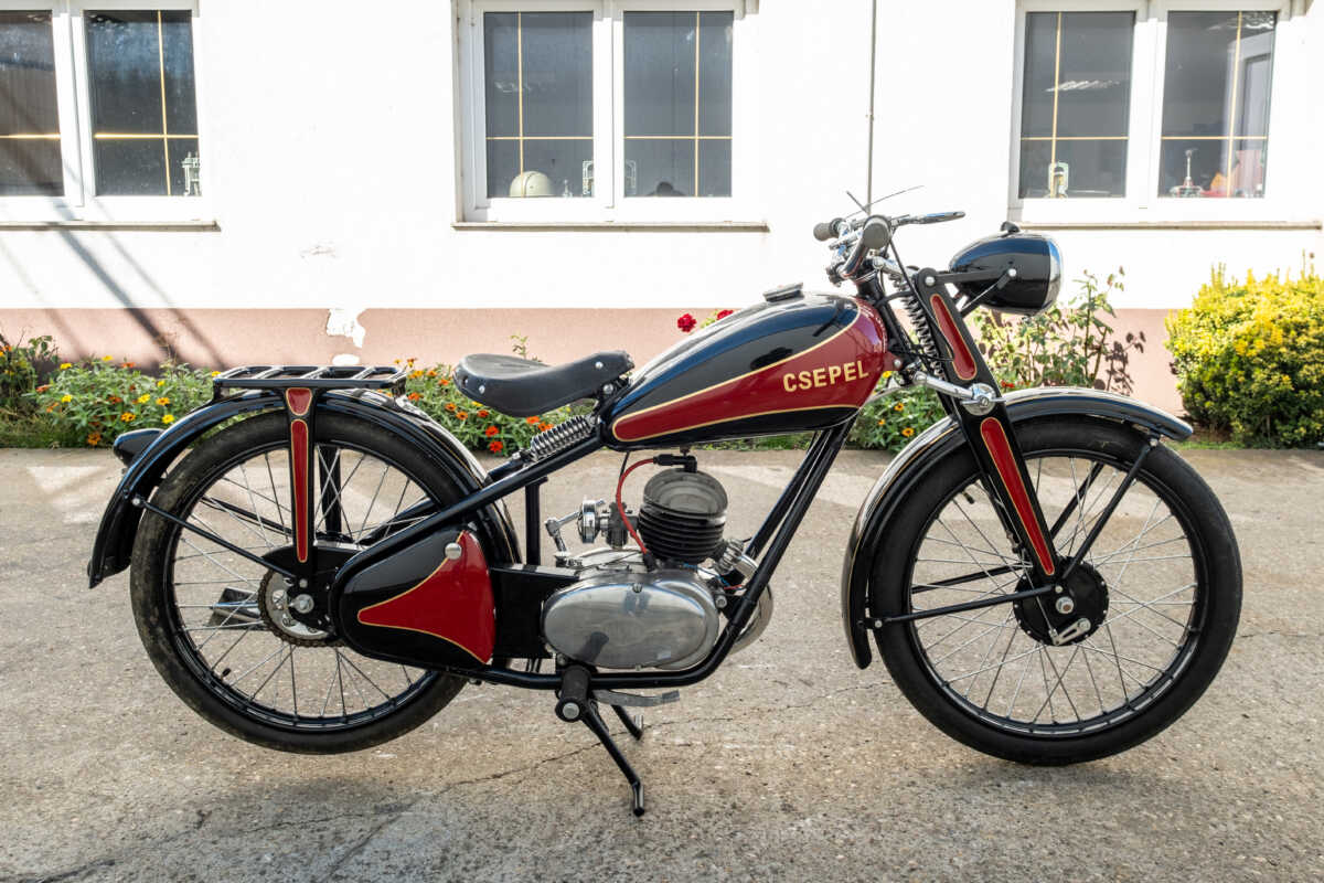208641 Csepel 125/49 Piros