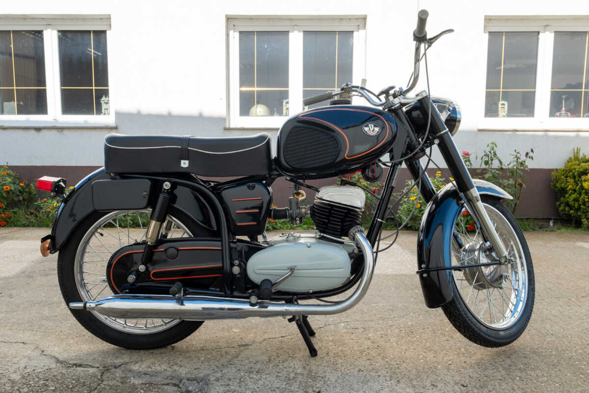 206877 Pannonia P10 Fekete