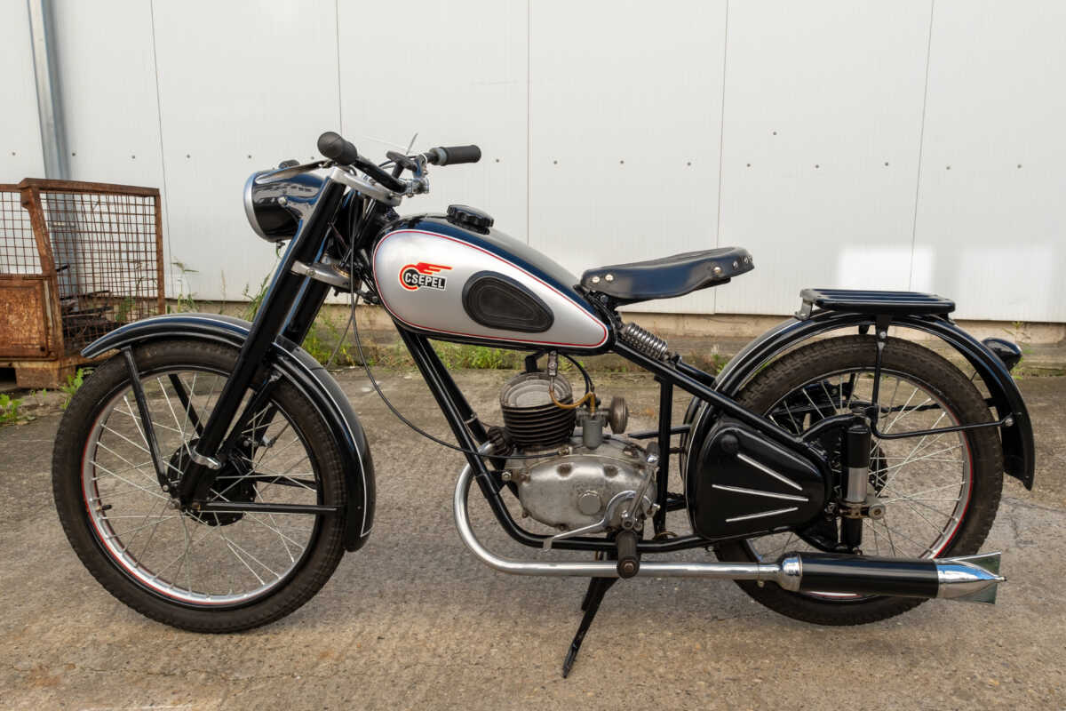 206882 Csepel 125T Ezüst tankos