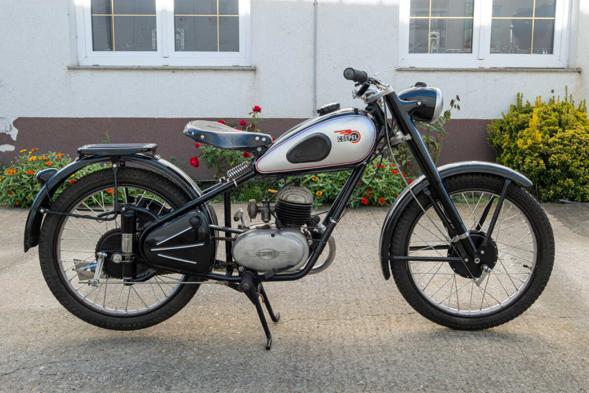 206882 Csepel 125T Ezüst tankos