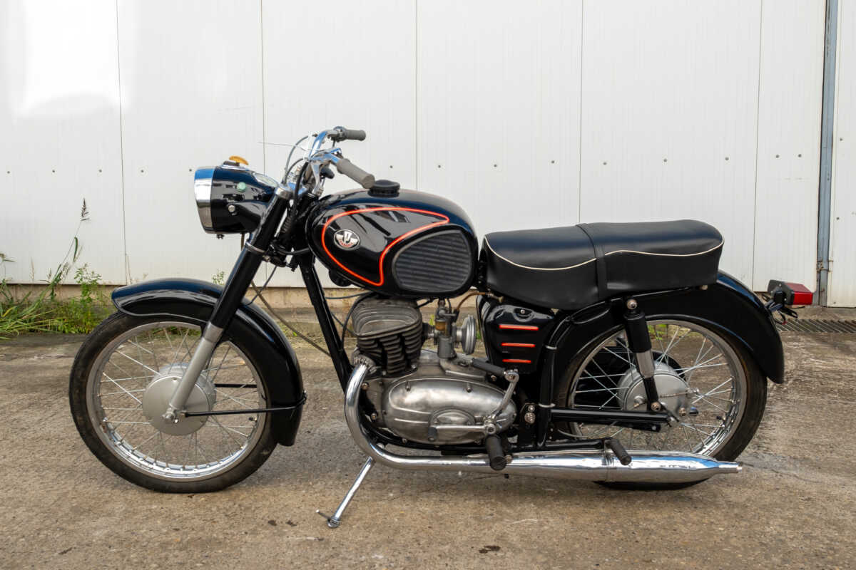 206878 Pannonia P10 Fekete