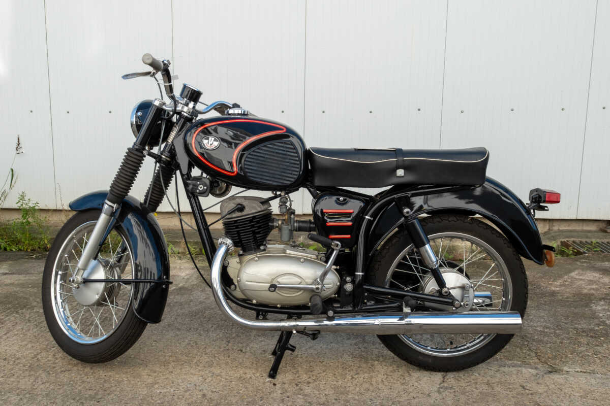 206874 Pannonia P12 Fekete