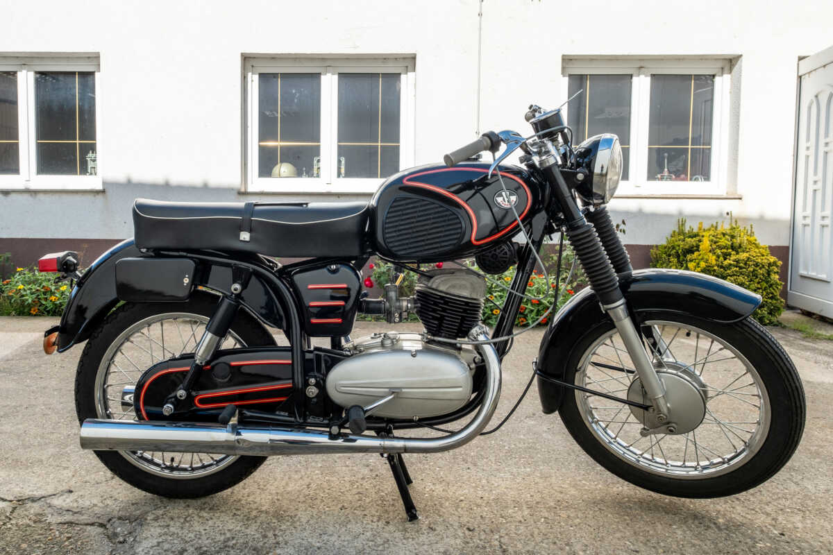 206874 Pannonia P12 Fekete