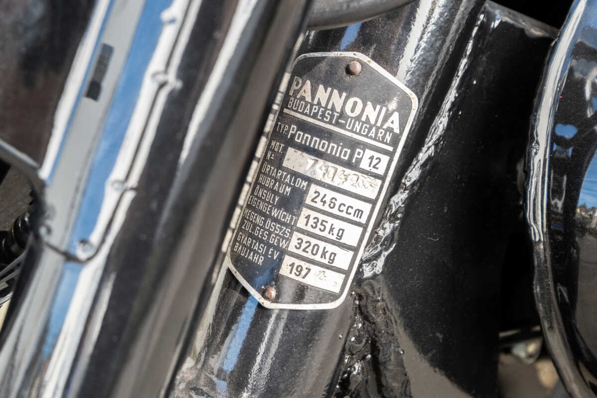 206874 Pannonia P12 Fekete