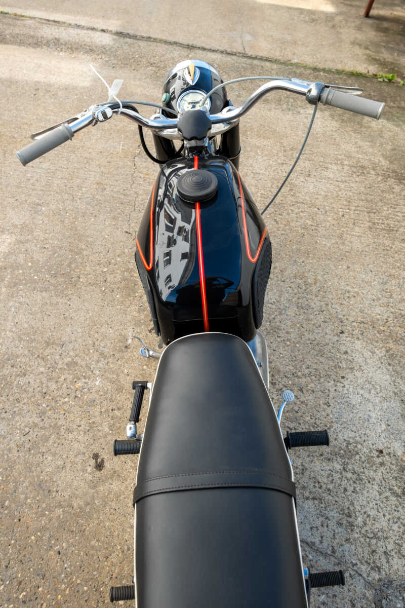 206878 Pannonia P10 Fekete