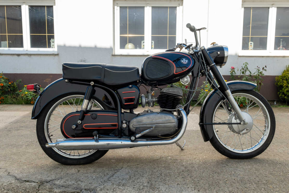 206878 Pannonia P10 Fekete