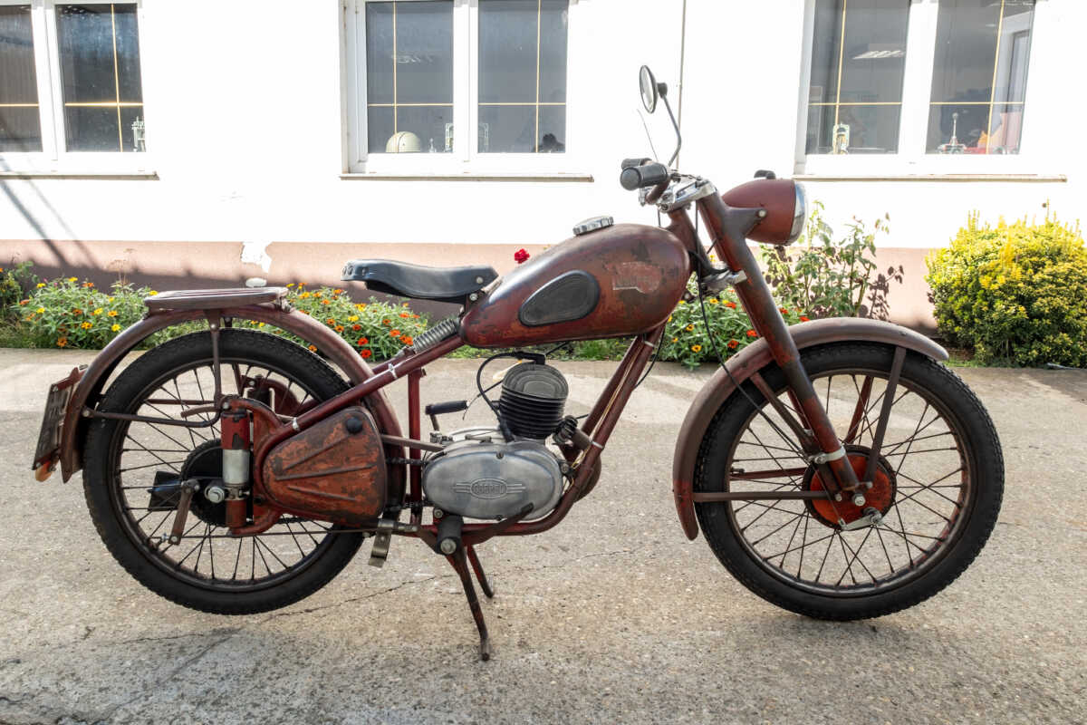 208649 Csepel 125T Piros Eredeti állapot